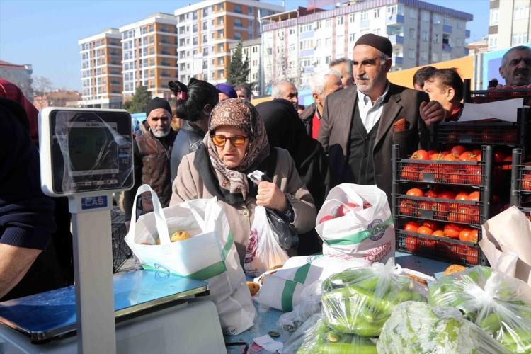 <p>Sebze meyve fiyatlarını düşürmek için Ankara ve İstanbul'da tanzim satış noktaları kuruldu ve satışlara başlandı. Tanzim satış noktalarında ilk etapta domates, salatalık, ıspanak, patates, soğan, patlıcan ve biber satışı gerçekleşecek. Vatandaşlar 3 kilo satın alabilecek. İşte İstanbul ve Ankara'daki tanzim satış noktaları...</p>
