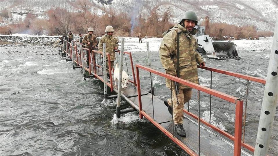 <p>Komando ve JÖH birliklerince, 16 Aralık 2018 ile 5 Şubat 2019 tarihleri arasında terör örgütünün barınma alanlarına yönelik 10 bin 659 operasyon gerçekleştirildi.</p>
<p> </p>