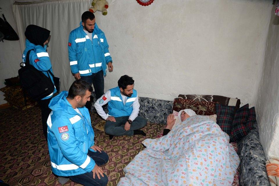 <p> 60 yaşındaki hastaya 4 saatte ulaştılar</p>
<p>Evde sağlık hizmeti ekibi, yaklaşık 4 saatlik zorlu yolculuğun ardından merkeze 40 kilometre uzaklıktaki Doğruyol köyünde yaşayan 60 yaşındaki Şehristan Temizbaş'a ulaşarak kontrollerini gerçekleşirdi</p>