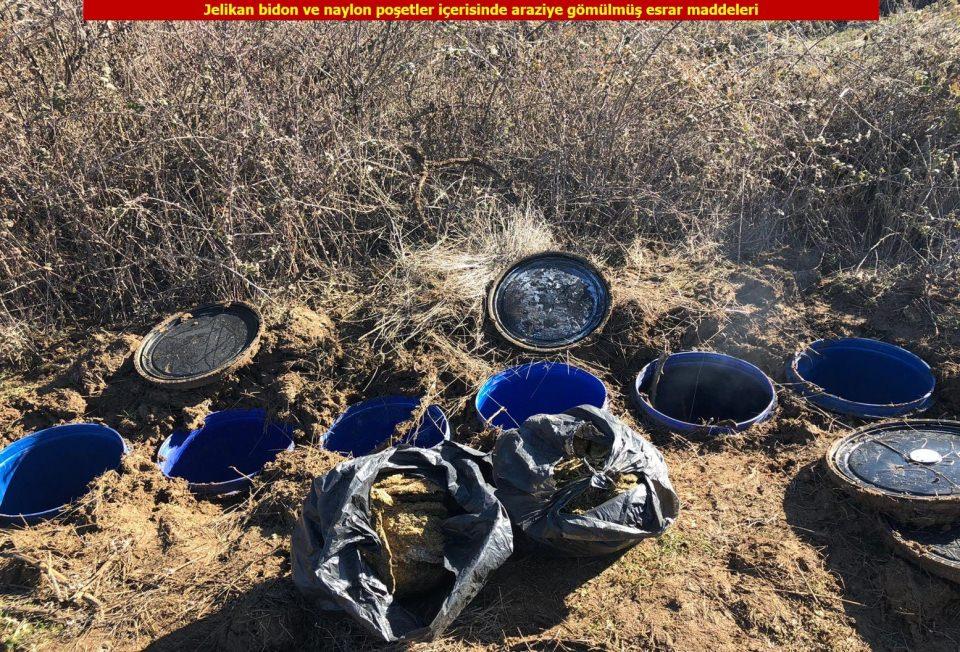 <p>Bölgemizde yaşayan vatandaşlarımızın huzur ve güvenliğinin sağlanması ve teröristle mücadele kapsamında yürütülen operasyonlara artan bir azim ve kararlılıkla devam edilmektedir.” </p>