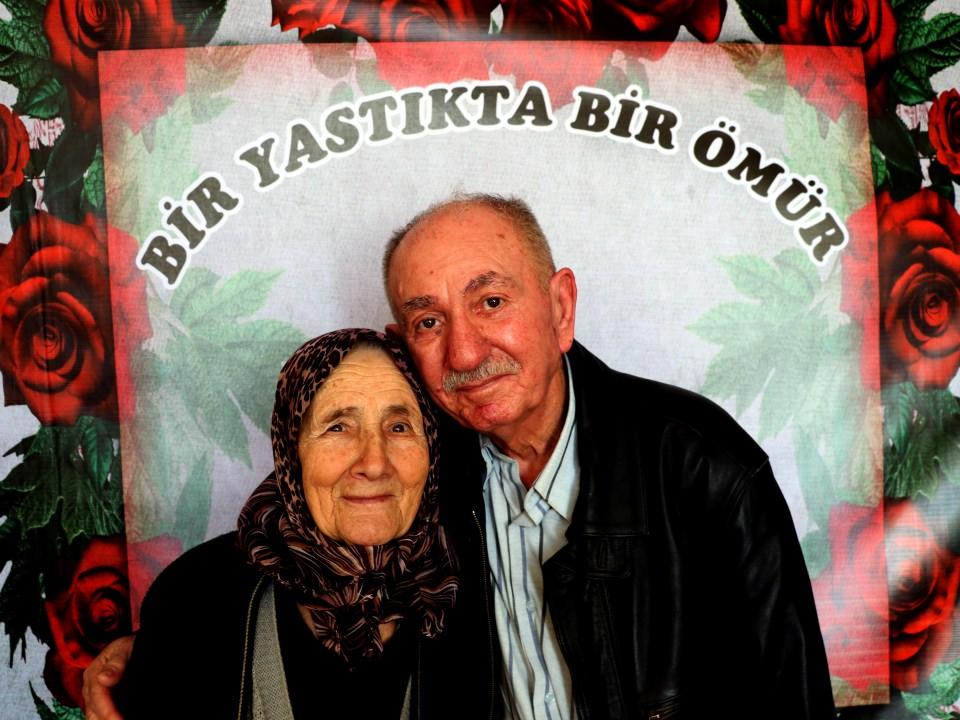 <p><em>Kırklareli'nin Demirköy ilçesinde yaşayan 84 yaşındaki Fikret Dikmen ile eşi Nazliye Dikmen (84) 62 yıldır mutlu bir evlilik sürüyor.</em></p>