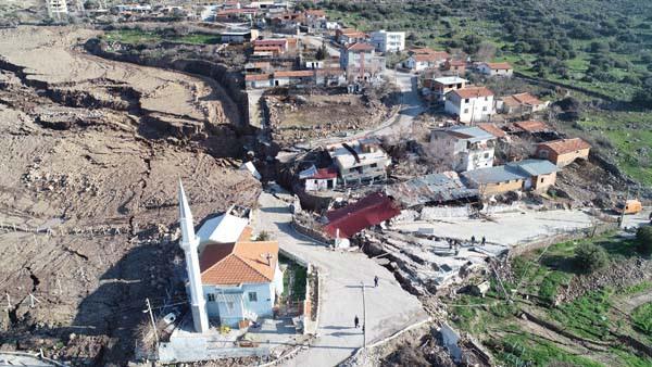 <p>Vatandaşların durumu bildirmesi üzerine inceleme yapan Bornova Kaymakamlığı, 12 evin boşaltılmasına karar verdi. Vatandaşların başka evlere taşınmaları durumunda da kira yardımında bulunulacağı açıklandı.</p>
<p> </p>