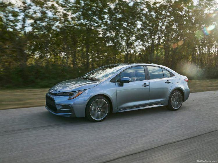 <p>KABİNDE KABLOSUZ ŞARJ</p>

<p>Yeni Corolla'nın, modern kabini görselliği ve dokunsal kaliteyi sunuyor. Yeni dokulara, yeni renklere ve yeni döşemelere sahip kabin, genişlik ve ergonomi açısından daha da ileri seviyeye taşındı. </p>
