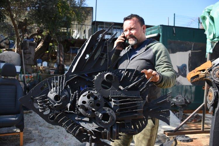 <p>Muğla'nın Bodrum ilçesinde, ressam ve heykeltıraş Rıfat Koçak, 25 yıldır hurdaya ayrılmış otomobil, motosiklet ve bisiklet parçalarından heykeller yapıyor.</p>
