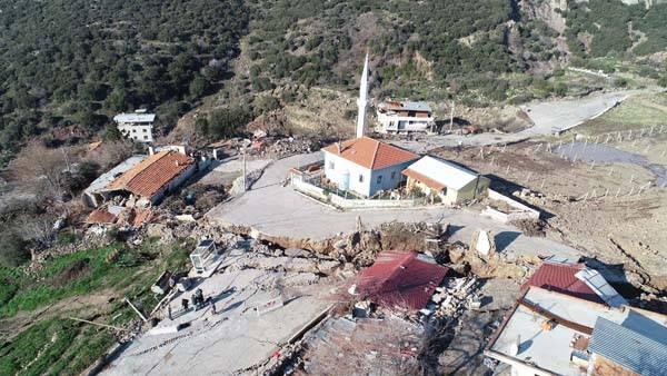 <p>Jandarma ekipleri bölgeye girişi izin vermezken, Türk Kızılayı da bölgede vatandaşlara gıda yardımında bulunmaya devam ediyor. İncelemelerin devam ettiği bölgede belirlenecek tehlikeli alanların tamamen boşaltılacağı de belirtildi.</p>
<p> </p>