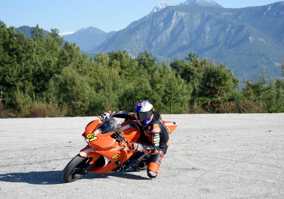 <p><strong>Deniz Öncü, hedefinin her zaman birincilik olduğunu söyledi.</strong></p>

<p>Türkiye Motokros ve Supermoto Şampiyonası'nda 4 yıl yarıştığını anlatan Deniz Öncü, "2-3 sezon Avrupa Süper Moto Şampiyonası'nda, 2 sezon da Asya Yetenek Kupası'nda mücadele ettim. 2018 yılında Moto3 Junior kategorisinde yer aldım. Bu yıl da burada şampiyonluk için yarışacağım. Bu yıl yarıştığım Moto3 Junior kategorisinde hedefim birinci olmak elbette.</p>
