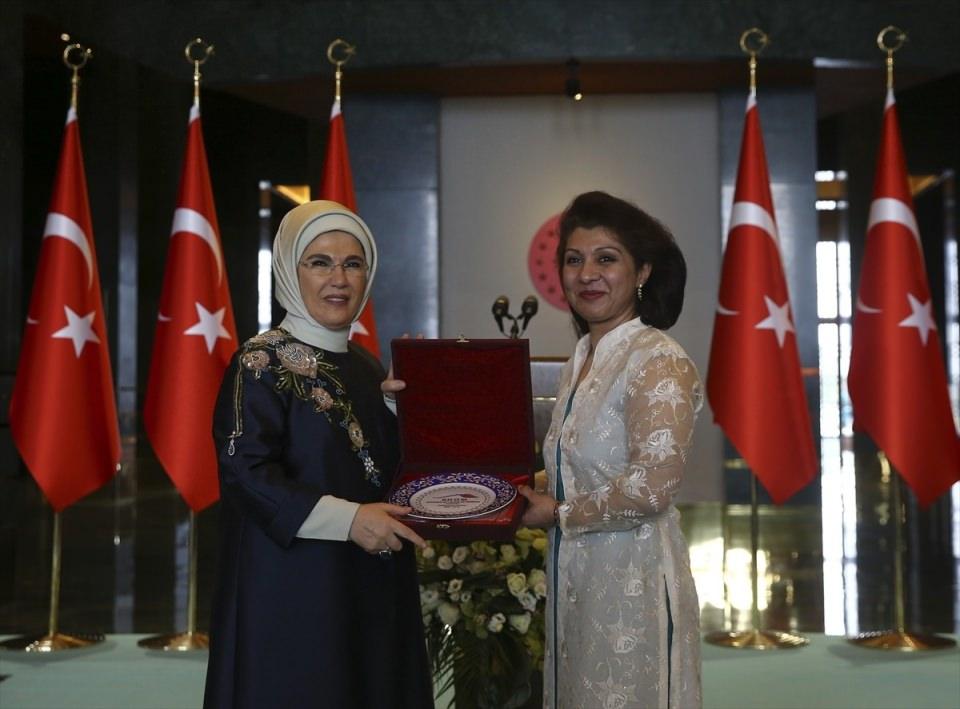 <p>Türkiye Cumhurbaşkanı Recep Tayyip Erdoğan'ın eşi Emine Erdoğan Cumhurbaşkanlığı Külliyesi'ndeki Kış Bahçesi'nde verdiği yemek davetinde, yabancı misyon şefleri eşleriyle bir araya geldi. Pakistan Büyükelçi Eşi Shaza Syrus, Emine Erdoğan'a hediye takdim etti.</p>

<p> </p>

