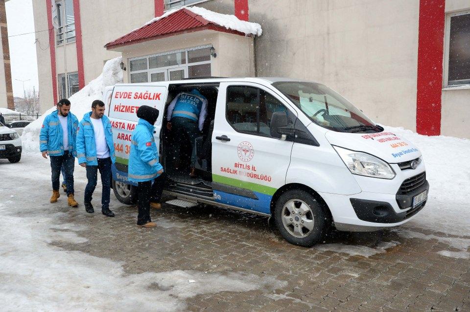 <p>Bitlis Sağlık Müdürlüğü Evde Sağlık Birimi ekipleri, bölgenin tüm zorluklarına rağmen karlı yolları aşarak köydeki hastaların ayağına kadar hizmet götürüyor.</p>
