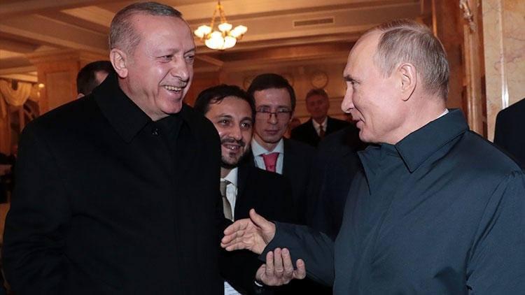 <p><span style="color:#FFFF00"><strong>Putin, Erdoğan'ı böyle uğurladı</strong></span></p>

<p>Türkiye Cumhurbaşkanı Recep Tayyip Erdoğan, Rusya Devlet Başkanı Vladimir Putin, İran Cumhurbaşkanı Hasan Ruhani ve Belarus Cumhurbaşkanı Aleksandr Lukaşenko ile Sanatoryum Rus'da bir araya geldi. Rusya Devlet Başkanı Putin, görüşmenin ardından Cumhurbaşkanı Erdoğan'ı uğurladı.</p>

<p> </p>
