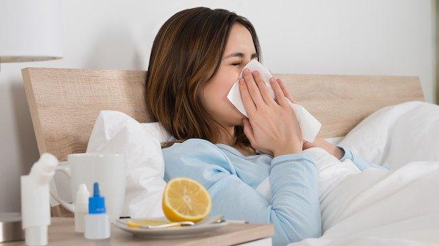 <p>Ateş, öksürük, boğaz ağrısı, yorgunluk, burun tıkanıklığı, baş ağrısı ve halsizlik gibi nedenle kendini belli eden grip, zaman zaman tehlikeli bir boyuta ulaşabiliyor. Kısa sürede gripten kurtulmak aynı zamanda hastalığın ilerlemesini durdurmak için doğadan gelen mucizelerden faydalanmalısınız. Peki soğuk algınlığı ve gribe iyi gelen besinler nelerdir? Her evde bulunan, grip ve soğuk algınlığına iyi gelen 5 besin...</p>
