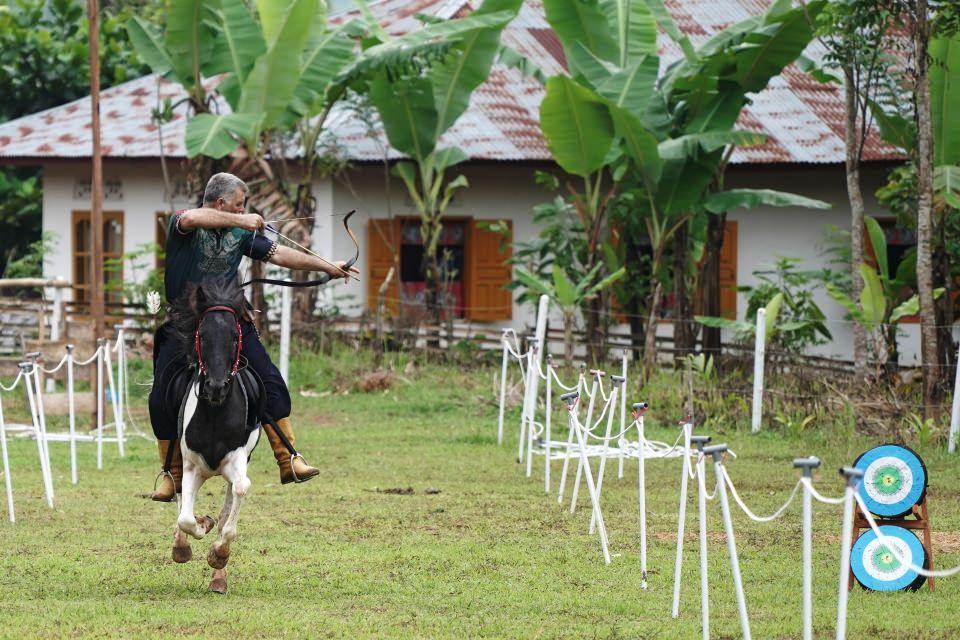 <p>Endonezya'dan gelen davet üzerine bu ülkeye ders vermeye geldiğini söyleyen Balıkesir Karesi Atlı Okçuluk ve Savaş Sanatları Kulübü Başkanı Ertan Erkekoğlu, AA muhabirine faaliyetleri hakkında bilgi verdi. </p>

<p>Erkekoğlu, Endonezya Atlı Okçuluk Birliği (KPBI) aracılığıyla Padang bölgesinde 36 kişiyle yaptıkları eğitimlerde, okçuluk, kılıç ve mızrak kullanma teknikleri üzerine çalışmalar yaptıklarını söyledi. </p>
