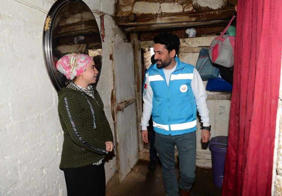 <p>Bitlis'in zorlu coğrafyaya sahip olduğuna işaret eden İşik, "Bu zorluğa kış da eklenince şartlar ağırlaşıyor. Kar ve tipi olduğu günlerde çok zorluk yaşıyoruz. Bunu hastalarımıza yansıtmamaya çalışıyoruz. Tüm zorluklara rağmen hastalarımıza ulaşıyor, gerekli hizmeti sunuyoruz." dedi.</p>
<p> </p>