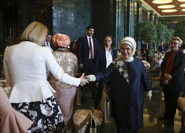 <p>Pakistan Büyükelçi Eşi Shaza Syrus, Erdoğan'a hediyesini verdi.</p>
