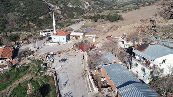 <p>Heyelan nedeniyle 1 ev tamamen yıkılırken, çok sayıda ev ve hayvan damı zarar gördü. Bölgedeki birçok evde ve mahalle camisinin duvarlarında çatlaklar oluştu.</p>
<p> </p>