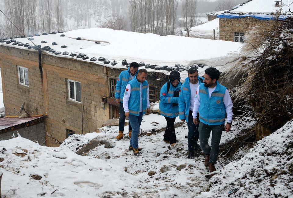 <p><strong>Tanısı konulmuş ve tedavisi planlanmış hastaların ayağına sağlık hizmeti götürdüklerini anlatan İşik, şöyle konuştu:</strong></p>
<p>"Hastalarımızın ilacı bittiğinde hastaneye gitmesine gerek kalmadan reçetesini yazıyoruz. Karyola veya demirbaş aletlerini temin ediyoruz. Gerekli durumlarda uzman hekimlerimize danışarak hastamızın tedavisini planlıyoruz. Bu hastalarımızın, diğer tüm vatandaşlarımız gibi sağlık sisteminden faydalanabilmesi için eşit, konforlu ve adil bir sağlık hizmeti sunuyoruz."</p>