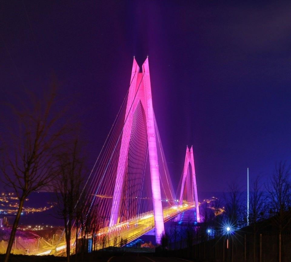 <p>İstanbul'un sembol yapılarından 15 Temmuz Şehitler Köprüsü, Fatih Sultan Mehmet Köprüsü ve Yavuz Sultan Selim Köprüsü, Dünya Epilepsi Günü dolayısıyla mor ışıkla aydınlatıldı.</p>

<p> </p>
