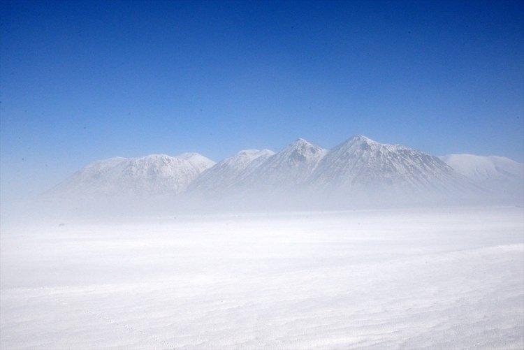 <p>Soğuk hava nedeniyle Bitlis-Tatvan kara yolunun Rahva bölgesinde bulunan Atatürk Dağı sisle kaplandı.</p>
<p> </p>