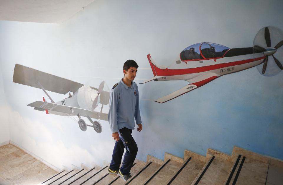 <p>Öğrencilerden Ayşe İlknur Nebioğlu ise çocukluk hayalinin pilotluk olduğunu dile getirerek, "Havacılığa ne kadar yakın olursam o kadar iyi olacağını düşünerek bu okula geldim." diye konuştu.</p>
<p> </p>