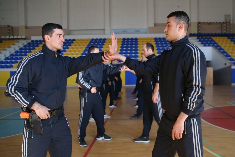 <p>Bekçiler, tam donanımlı poligonlarda özel hazırlanan alanlarda, yanaşık düzen eğitimi, şınav, mekik, barfiks, lastik ve kütük taşıma, sürünme ve komando dansı gibi sportif eğitimlerle fiziki ve psikolojik dayanıklılıkları artırılarak göreve hazır hale getiriliyor. </p>
<p> </p>