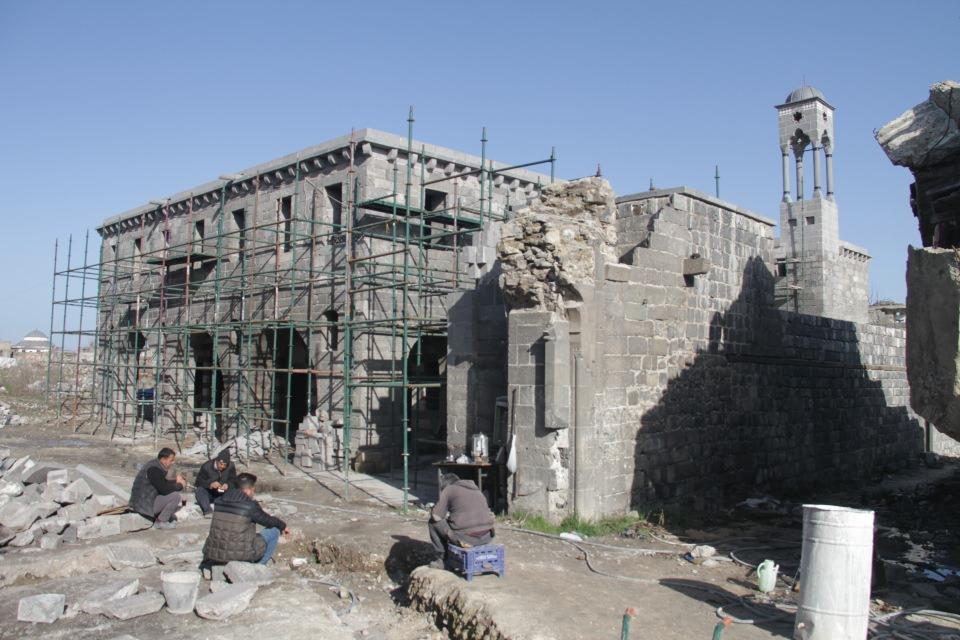 <p>1960 yılından itibaren tekrar ibadete açılan 3 bin metrekarelik alan üzerindeki Orta Doğu'nun en büyük Ermeni Kilisesi, 1980 yılından sonra Ermenilerin çeşitli nedenlerle göç etmesi sonucu terk edildi. </p>
