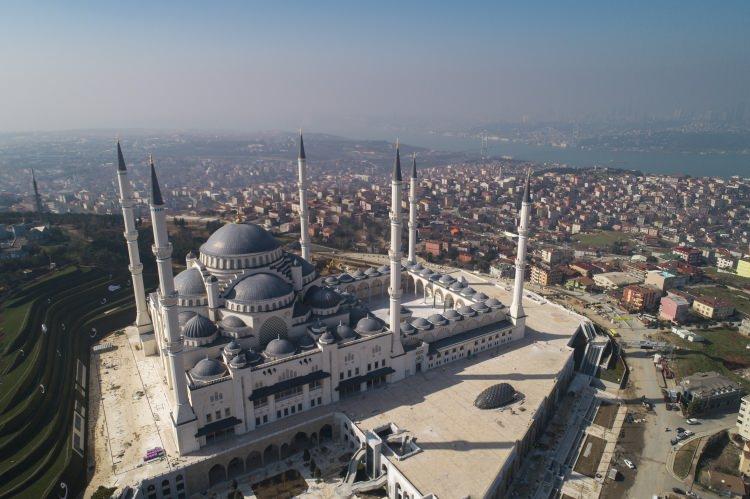 <p>İstanbul Cami ve Eğitim Kültür Hizmetleri Yaptırma ve Yaşatma Derneği Başkanı Ergin Külünk, AA muhabirine yaptığı açıklamada, Çamlıca Camisi'nin temelinin 6 Ağustos 2013'te atıldığını, bugün ise gelinen noktada caminin tamamlandığını söyledi.</p>

<p>Çamlıca Camisi'nin bir külliye olduğunu dile getiren Külünk, "Camiyi tamamladık demek işimizin bittiği anlamına gelmiyor. Cami, müze, konferans salonu, kütüphane külliyeyi oluşturuyor. Camimizin etrafında yaklaşık 80-90 dönümlük bir alanın peyzaj ve rekreasyon çalışmasını eş zamanlı yaptık. Ayrıca Bulgurlu'dan buraya bizim de istifade edeceğimiz, bir kara yolu tüneli yapıldı. Bütün bunların hepsini eş zamanlı tamamlamak gibi bir proje hedefimiz vardı. Bu proje hedefimizi bu ay içinde 'bitirdik' demek üzere büyük bir gayretle çalışıyoruz." diye konuştu.</p>
