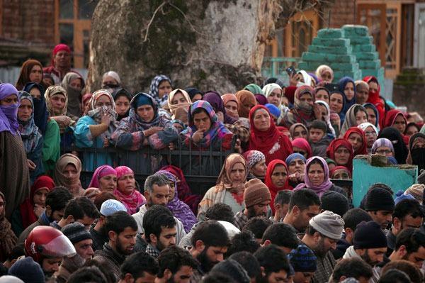 <p>Nükleer güç sahibi Hindistan ve Pakistan'ı karşı karşıya getiren gerilimde, Keşmirliler Pinglena köyünde buluştu.</p>

<p> </p>
