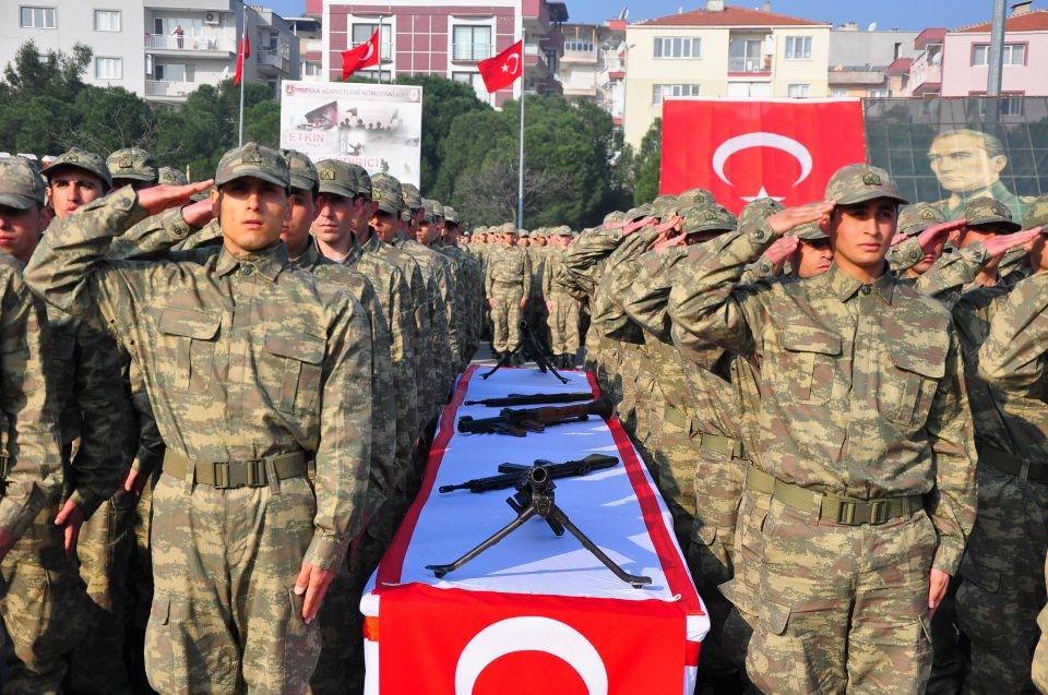 <p>Daha sonra konuşmasını yapan Albay Dere, komando askerilerin yeminlerinin ailelerine, Türk Silahlı Kuvvetleri’ne, vatana ve millete hayırlar getirmesi temennisinde bulundu. </p>
