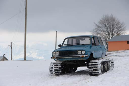 <p>Trabzon’da oto makas ustası Gökhan Türkmen, 1977 model Toros marka otomobile taktığı paletlerle kendisine karla kaplı yaylalarda gezmek için bir kar aracı yaptı.</p>

<p> </p>
