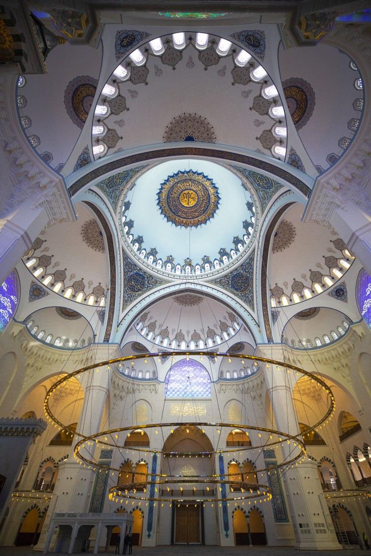 <p><strong>"BU PROJE BİR BAĞIŞ PROJESİ"</strong></p>

<p>Külünk, Çamlıca Camisi'nin inşaat çalışmalarında harcanan bütçeye ilişkin ise "Çok ekonomik gittiğimizi bu işin ehli olan herkes söylüyor. Çünkü bu proje bir bağış projesi. Türk insanının bireysel ve kurumsal bağışlarıyla yaptığımız bir proje. Türkiye şartlarında yüzde 50, uluslararası şartlarda üçte bir maliyetle projeyi yürütüyoruz." ifadelerini kullandı.</p>
