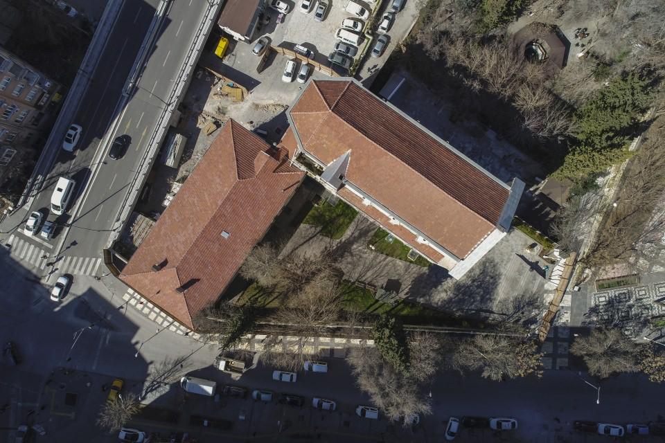 <p>Biz bu alandaki gücümüzü bildiğimiz için büyük bir proje ürettik. Bu projeyi de daha anlamlı kılabilmek için Atatürk'ün Gaziantep'e geldiğinde çıkıp halka seslendiği balkonun bulunduğu binanın içini kullandık. Tüm işlemlerin tamamlanması 2 yılımızı aldı.</p>