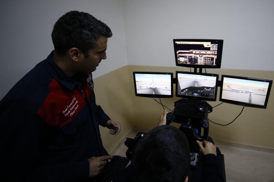 <p>Bekir Alptekin ise Hava Kuvvetlerinde pilot olma hayalini sınavda başarısız olduğundan gerçekleştiremediğini söyledi.</p>
<p> </p>