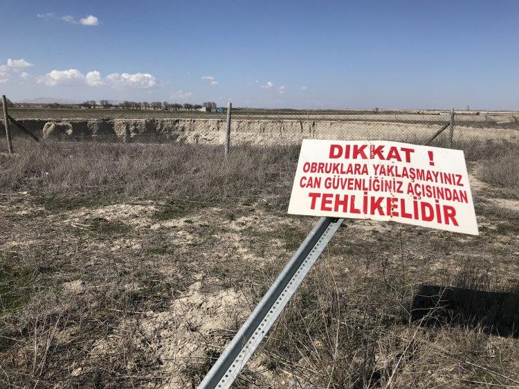 <p>"Ancak jeoloji mühendisleri tarafından tahmini olarak yapılan ölçümlerle, hangi bölgede risk alanı oluşturduğu ortaya konuluyor. Bölgedeki hassas dengenin, jeolojik yapı ve yer altı suyu dengesinin olumsuz yönde ilerlemesinin sürekli tetkik edilmesi ve çözüm önerilerinin ortaya konulması gerekmektedir. Bu konuda başta AFAD olmak üzere, MTA ve üniversitelerdeki uzmanlar tarafından uzun süredir çalışmalar devam etmektedir. Bunlar bütünleştirilerek özellikle bu sorunun çok fazlaca öne çıktığı Konya bölgemize uyarlanması gerekmektedir."</p>
<p> </p>