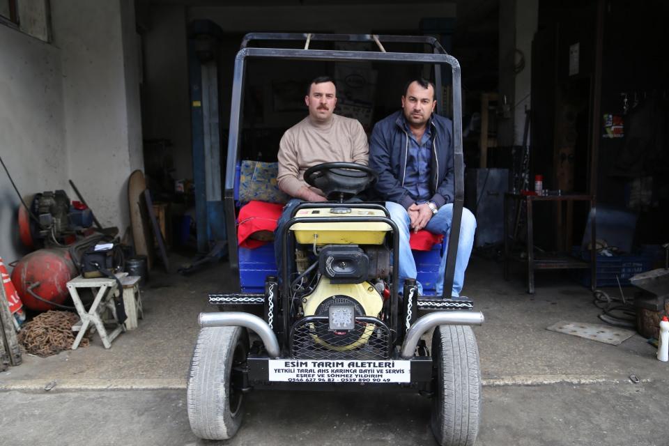 <p>Ordu'nun Gölköy ilçesinde oto tamir dükkanı işleten iki kardeş, motor bölümünde jeneratör kullanıp çeşitli hurda araçların malzemelerinden faydalanarak fındık taşımacılığında kullanılacak tarım aracı yaptı. </p>