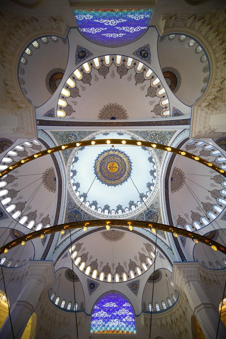 <p>Kemerimiz Sinan kemeri, kubbemiz Sinan kubbesi, minaremiz Sinan'dan öykünülmüş mimari tekniklerle yapılmış bir çalışma. Ecdadın yaptığı eserlerin hepsine saygı duyuyoruz."</p>

<p> </p>
