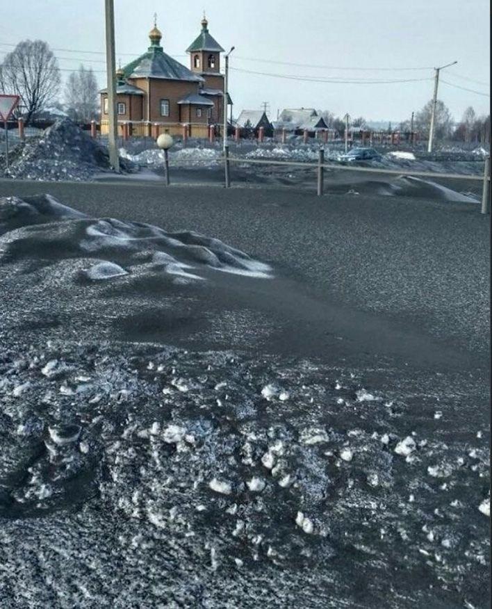 <div>Madenciliğin tek geçim kaynağı olduğu Sibirya'nın Kemerova kentinde, siyah kar yağdı.</div>

<div> </div>
