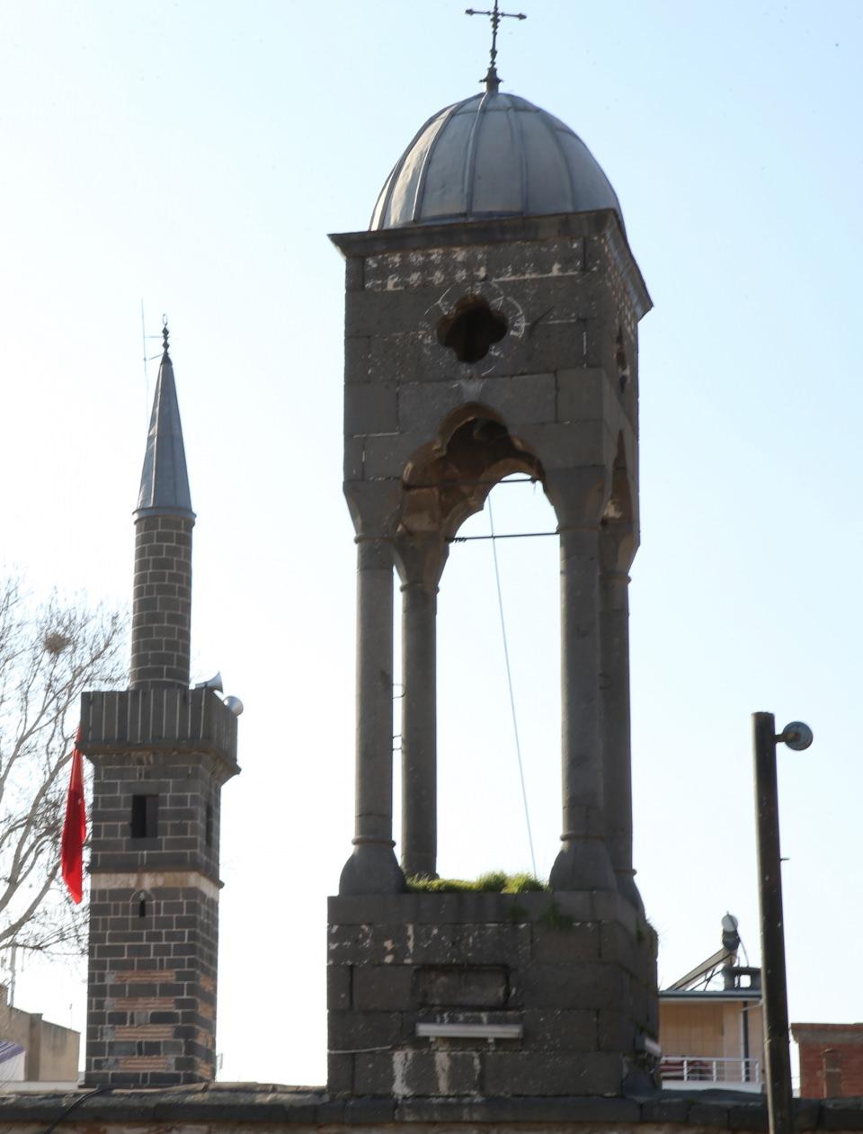 <p>Mar Petyun Keldani Kilisesi ise 17. yüzyılda yapıldı. Doğu Süryanileri (Katolik Keldaniler) tarafından kullanılan kilise, 8 Ocak 1681 tarihinden itibaren "Amid Keldani Patrikliği" olarak hizmet verdi. Kilise kemerlerle bölünmüş dört neften oluşuyor.</p>

<p> </p>
