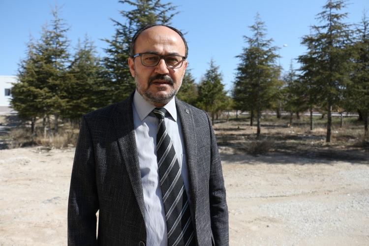 <p>Yeni bitki üretim rejimine geçilmesi gerektiğinin altını çizen Nalbantçılar, "Bakanlıklarımızın çiftçimize destek vererek sulu tarımdan vazgeçmelerini sağlaması gerekiyor. Herhangi bir su dağıtım ya da enerji hattının olduğu yerde obruk oluşumu söz konusu olduğunda, bir afet, bir facia meydana gelebilir. Afet gelmeden önce tedbirini almamız en akılcı yöntemdir." değerlendirmesinde bulundu.</p>