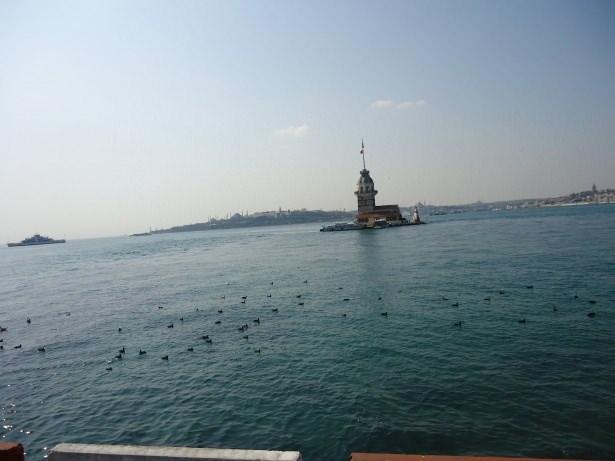 <p>Üsküdar’da Sabah Oldu</p>
<p> </p>
<p> </p>
<p>Üsküdar’da yakın planda iki Selâtin Camii bulunur. İlki Üsküdar iskele meydanındaki Yeni Valide Camii, diğeri ise Mihrimah Sultan Camii’dir.</p>
<p> </p>
<p>Bu camilerin güzel, gür ve yanık sesli müezzinleri, sabah ezanlarını karşı sahildeki müezzinlerden daha önce okurlarmış. Gayeleri Yıldız Sarayı’ndaki padişaha, sabahın sakin vaktinde seslerini duyurup padişahın dikkatini çekmek, ihsan koparmak, sonunda saray müezzinliğine tayinlerini sağlamakmış.</p>
<p> </p>
<p>Üsküdar’da sabah ezanları okunurken Beşiktaş’taki halk ve esnaf uyanır, diğerlerini de uyandırırmış. Uykuya dayanamayan ve uykudan bir türlü uyanamayan insanlara da:</p>
<p> </p>
<p>- Hayır vakti tamamdır, duymuyor musun? Dinle, bak, Üsküdar’da sabah oldu, derlermiş.</p>