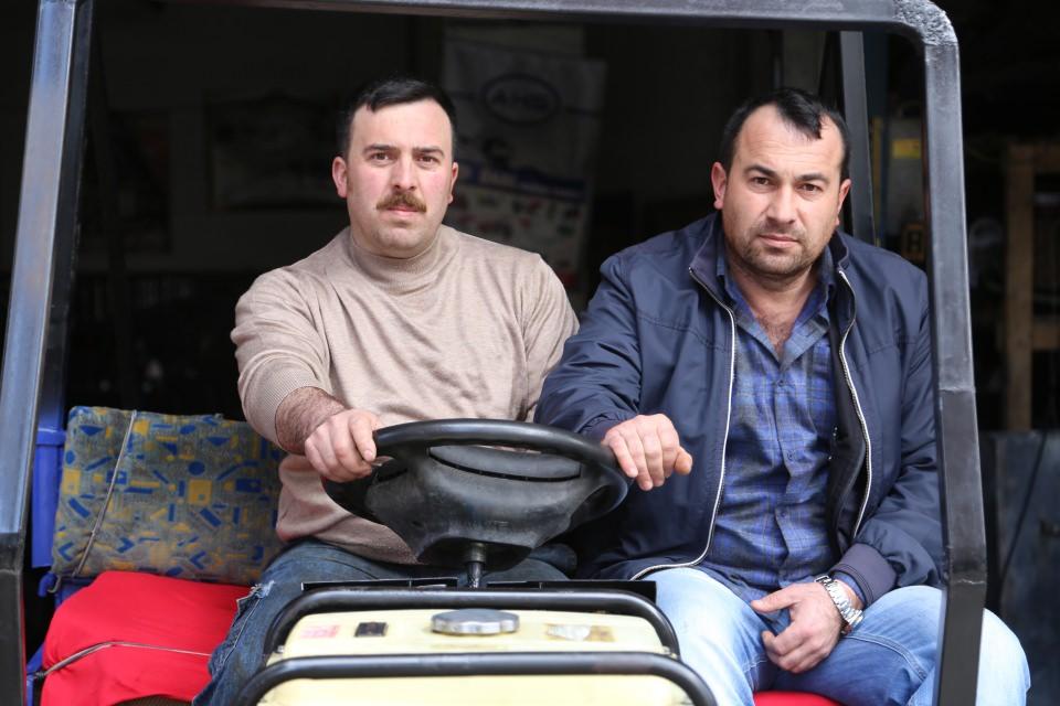<p>İlçenin Hassadüzü Mahallesi'nde 20 yıldır oto tamir dükkanı işleten Sönmez ve Eşref Yıldırım kardeşler, engebeli arazi ve yol şartlarına uygun fındık taşımacılığında kullanabilecekleri tarım aracı yapmaya karar verdi. </p>
<p> </p>