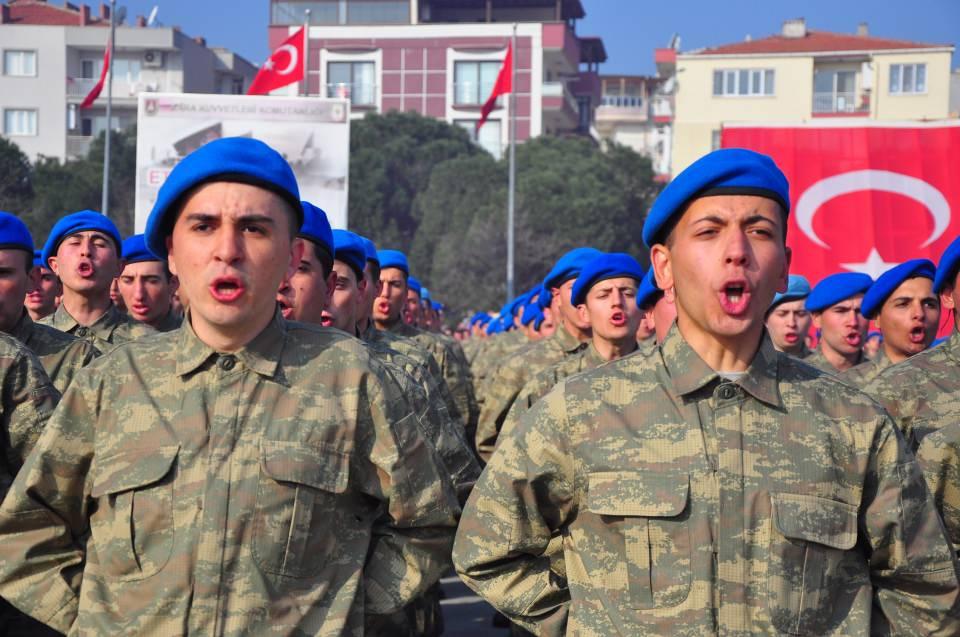 <p>Törene, Manisa Valisi Ahmet Deniz, 1. Piyade Eğitim Tugay Komutanı Albay Güven Dere, protokol üyeleri ve çok sayıda asker ailesi katıldı. </p>

<p> </p>
