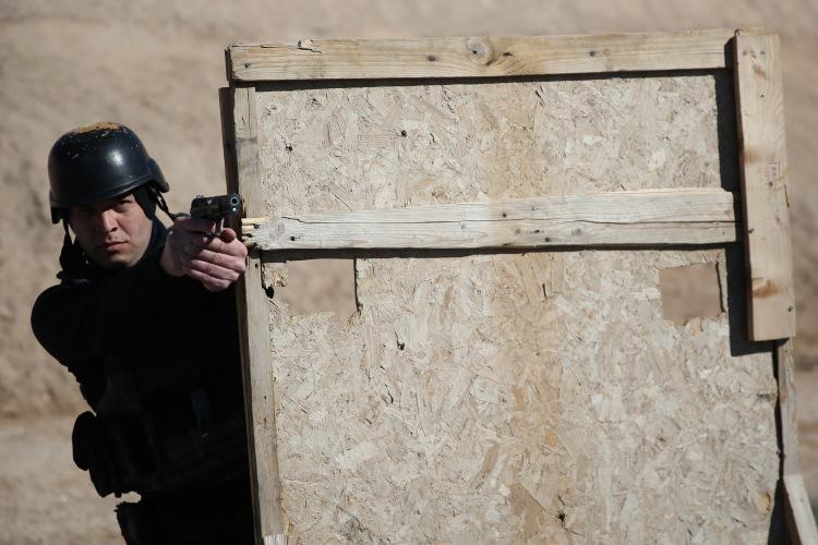 <p>Tam donanımlı poligonlarda, sıkı ve disiplinli eğitimlerin her gün devam ettiğini dile getiren Karaca, "Silah mevzuatı, hayatta kalma teknikleri, zor kullanma becerileri, kısa ve uzun namlulu silah kullanma becerisi gibi buna benzer eğitimlerimiz bekçilerimize verilmektedir. 6 haftalık bu zorlu sürecin sonunda eğitimleri başarıyla tamamlayan kursiyerlerimiz, görevinin bilincinde, yasaların gerektirdiği uygulamalarla donanımlı, iyi derecede silah kullanabilen ve vatandaşlarla iletişimi güçlü birer bekçi olarak görevlerine başlayacaktır." ifadelerini kullandı. </p>
<p> </p>