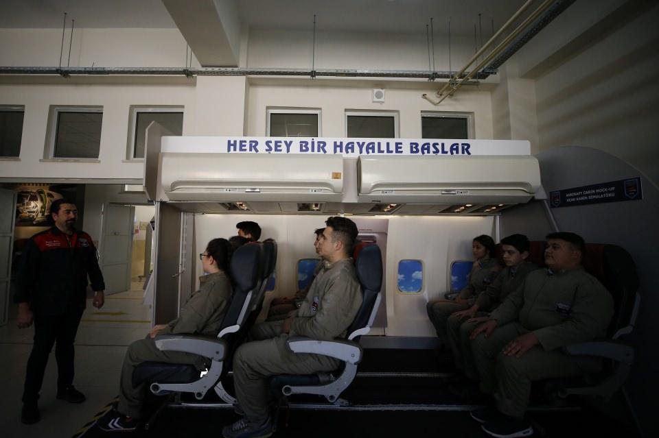 <p><strong> Bahçedeki uçağın hikayesi</strong></p>
<p>Almanya'nın Baden Havalimanı'ndan kalkan, Sky Havayollarının "Boeing 737-400 Classic" tipi "ZY 8756" sefer sayılı yolcu uçağı, 2011'de Antalya Havalimanı'na inişi sırasında, sağ ana iniş takımındaki lastiğin patlaması sonucu kanadının üstüne yatmıştı. </p>