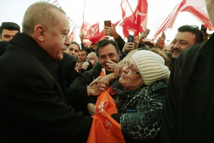 <p>Cumhurbaşkanı Erdoğan, burada kendisine sevgi gösterisinde bulunan vatandaşlarla selamlaştı, fotoğraf çektirdi.</p>
