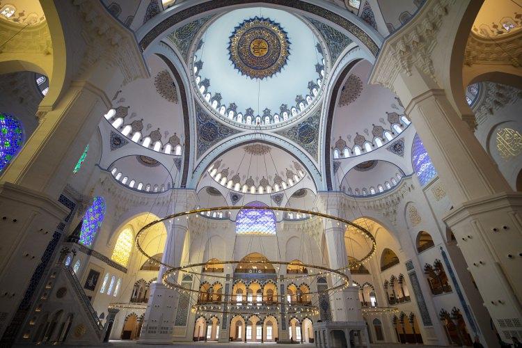 <p>Ergin Külünk, kamuoyunda merak edilen caminin isminin ne olacağına ilişkin, "Şu anda Çamlıca Camisi diyoruz. Ama inşallah Cumhurbaşkanımız açılış merasiminde bizim bu merakımızı giderecek." dedi.</p>

<p> </p>
