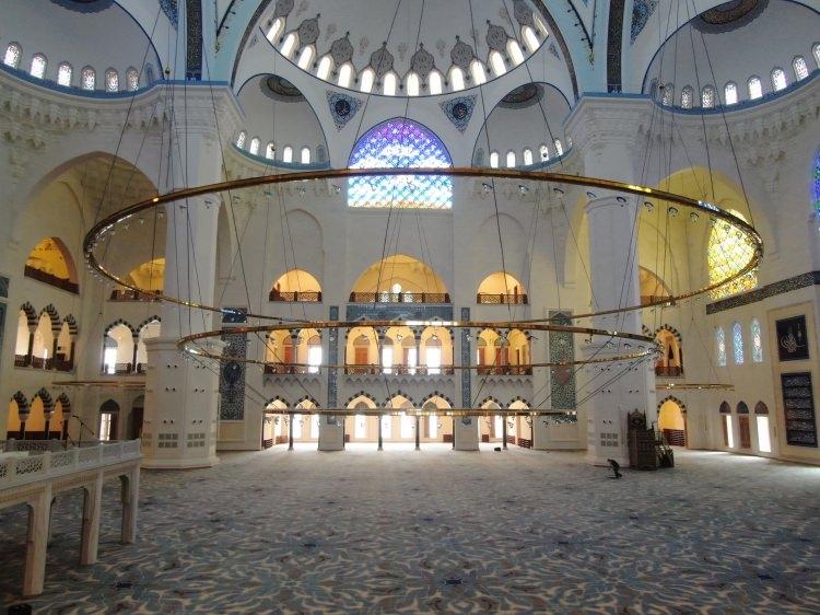 <p> İnşa çalışmaları 6 yıl süren Osmanlı-Selçuklu mimari tarzı ile bugünün çizgilerinin bütünleştiği Çamlıca Camisi'nde ilk ezan, 7 Mart'ta Regaip Kandili'nde okunacak.</p>
