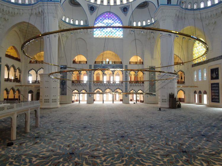<p>İstanbul Cami ve Eğitim Kültür Hizmetleri Yaptırma ve Yaşatma Derneği Başkanı Ergin Külünk, AA muhabirine yaptığı açıklamada, 7 Mart Perşembe sabah namazından itibaren camide ezan ve selaların okunmaya başlanacağını söyledi. </p>

