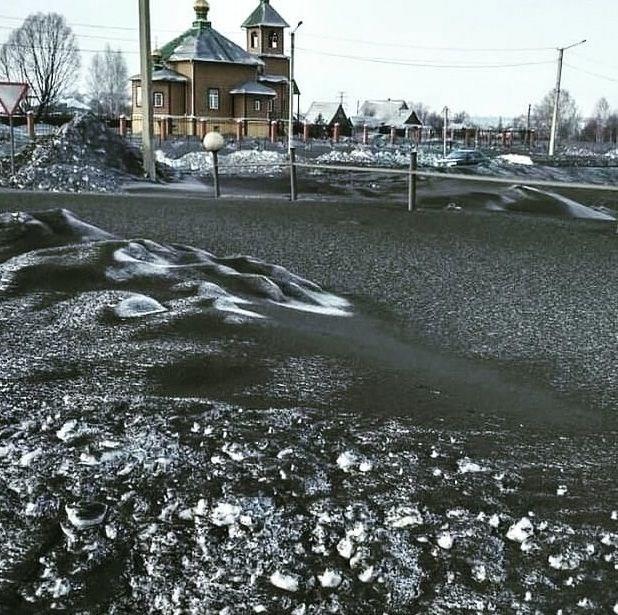 <div>Rusya’nın Sibirya bölgesindeki Kemerova kentinde siyah kar yağdı.</div>

<div> </div>
