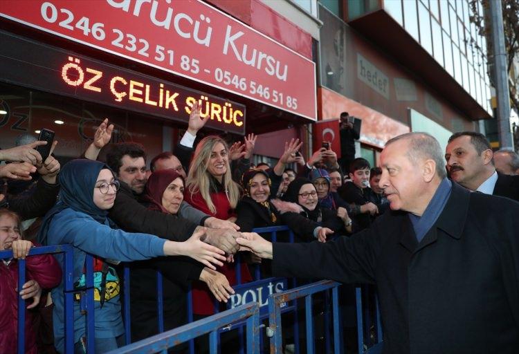 <p>Cumhurbaşkanı Recep Tayyip Erdoğan, Isparta mitingi sonrasında halı dokuyan kadınlarla sohbet ederek, bittiğinde satışından elde edilecek gelir şehit ailelerinin yararına kullanılacak olan Türk bayrağı desenli halıya ilmek attı.</p>
