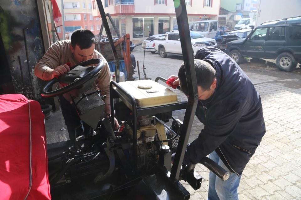 <p>Tarım aracını en zor arazi şartlarında kullanabildiklerini söyleyen Yıldırım, amaçlarının bu aracı daha da geliştirmek olduğunu ifade etti.</p>

<p> </p>
