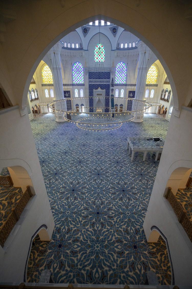 <p>İmanın şartını temsilen 6 minareli inşa edilen Çamlıca Camisi'nin üç şerefeli 4 minaresi Malazgirt Zaferi'ne ithafen 107,1 metre, iki şerefeli 2 minaresi ise 90 metre yüksekliğinde. Caminin 72 metre yükseklikteki ana kubbesi İstanbul'da yaşayan 72 milleti, 34 metre çapındaki kubbesi İstanbul'u simgeliyor. Kubbenin iç yüzeyine, 16 Türk devletine ithafen Allah'ın isimlerinden 16'sı, Haşr Suresi'nin son iki ayetinden istifade edilerek yazıldı.</p>

<p> </p>

<p> </p>
